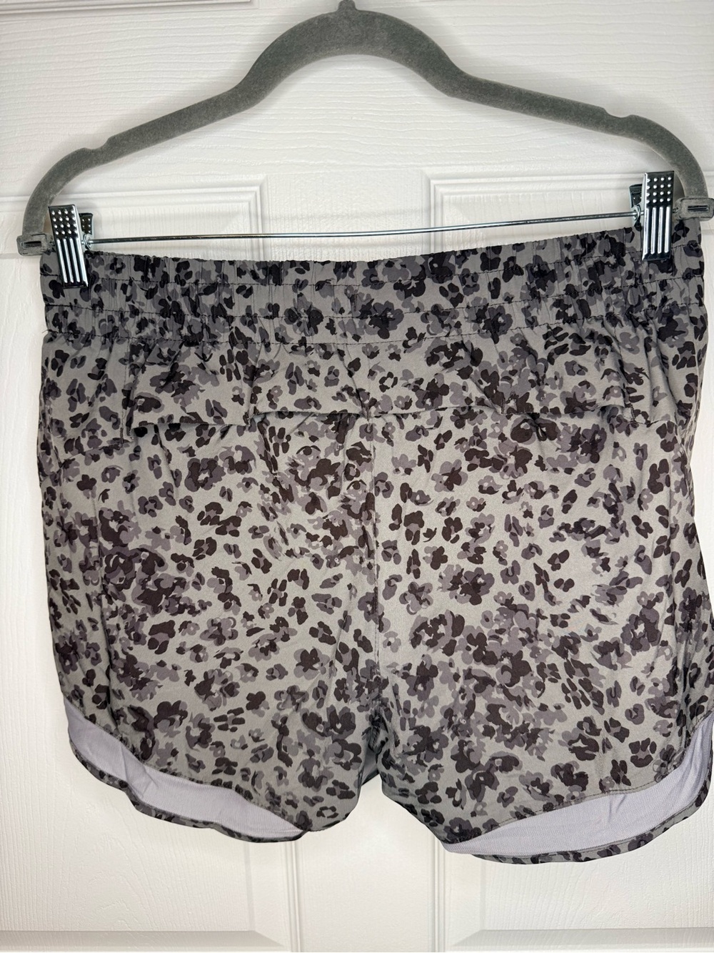 Athleta Women's Printed Mesh Racer Run Short 4” Gray Leopard Size Medium GUC - Picture 3 of 8